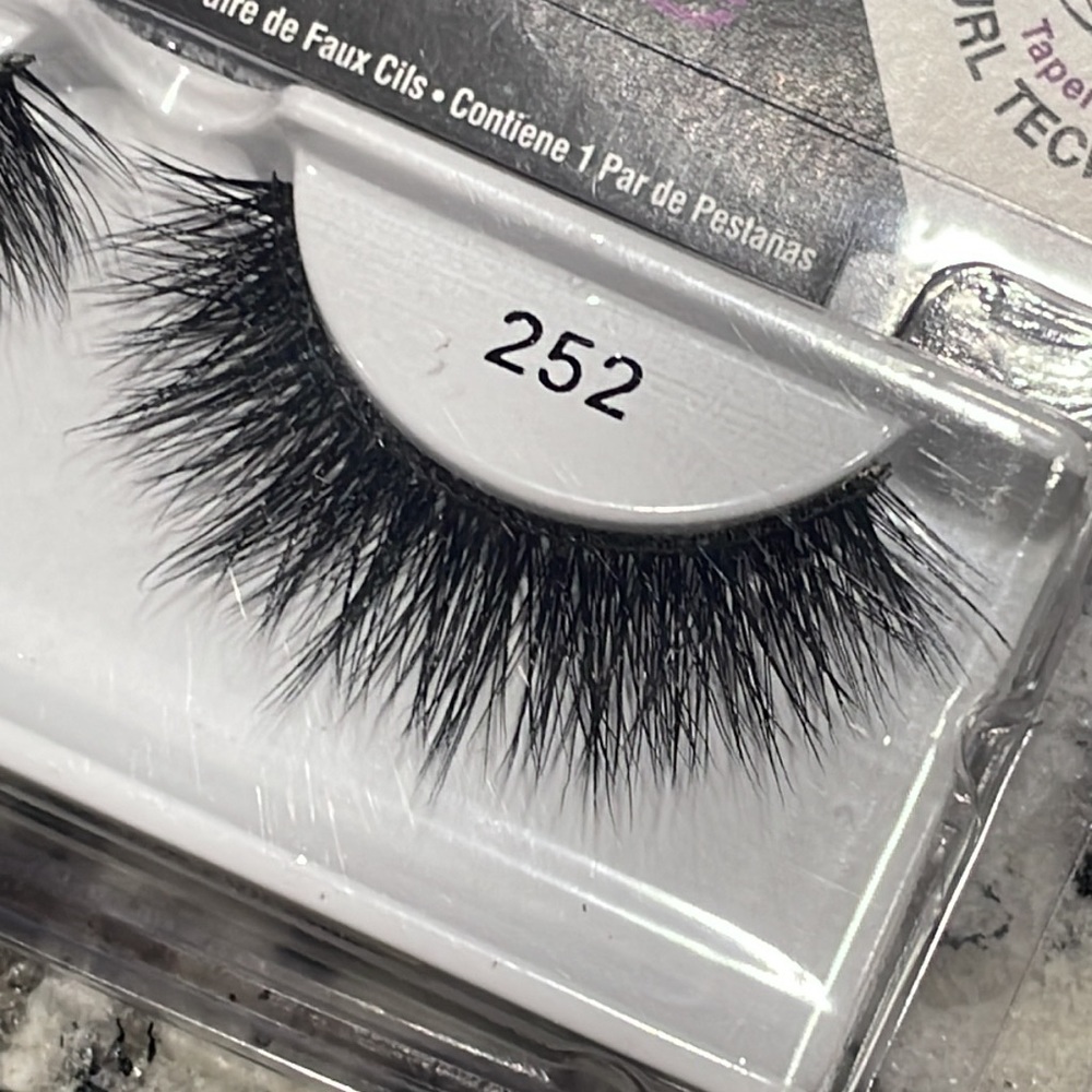Ardell Mega Volume lashes styles 252 - Picture 3 of 4